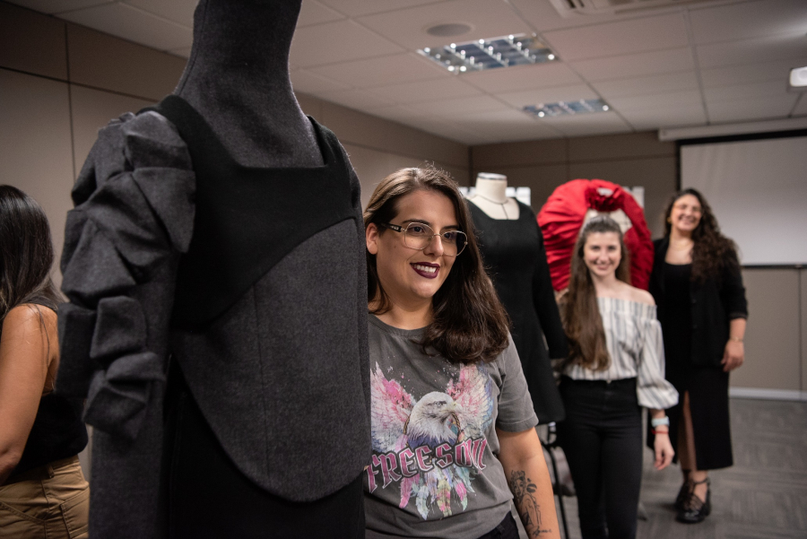 Thaynê Bárbara de Momi vence 22º Concurso UCS-Cootegal de Moda relembrando as calçadas de sua história