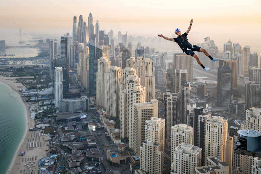 Em Dubai | Atleta americano é o primeiro do mundo a unir Wakeskating e BASE Jumping para saltar da piscina de borda infinita mais alta do mundo