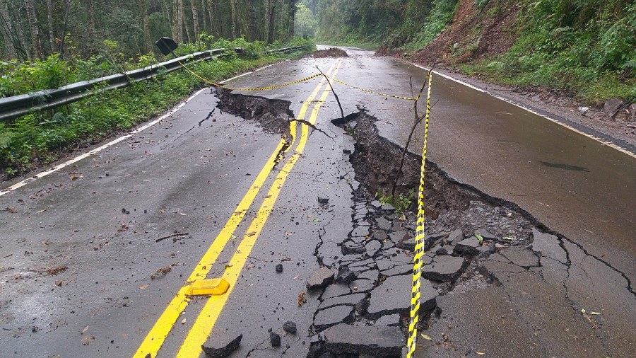 Estrada Adolfo Randazzo, no Serrano, é mais uma que sofreu grandes estragos com as fortes chuvas